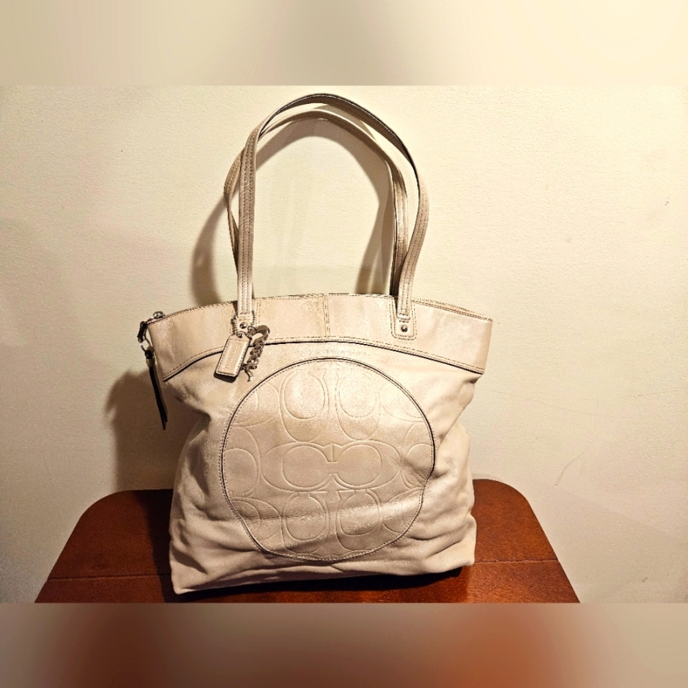 NWT COACH LAURA LEATHER TOTEstyle: F18336 – SILVER/SAND